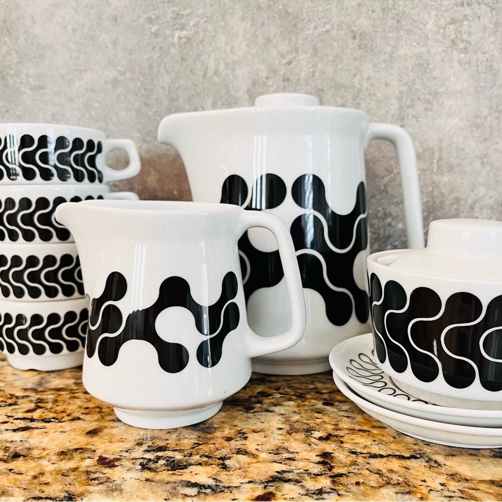 Modern Black and White Drinkware Set